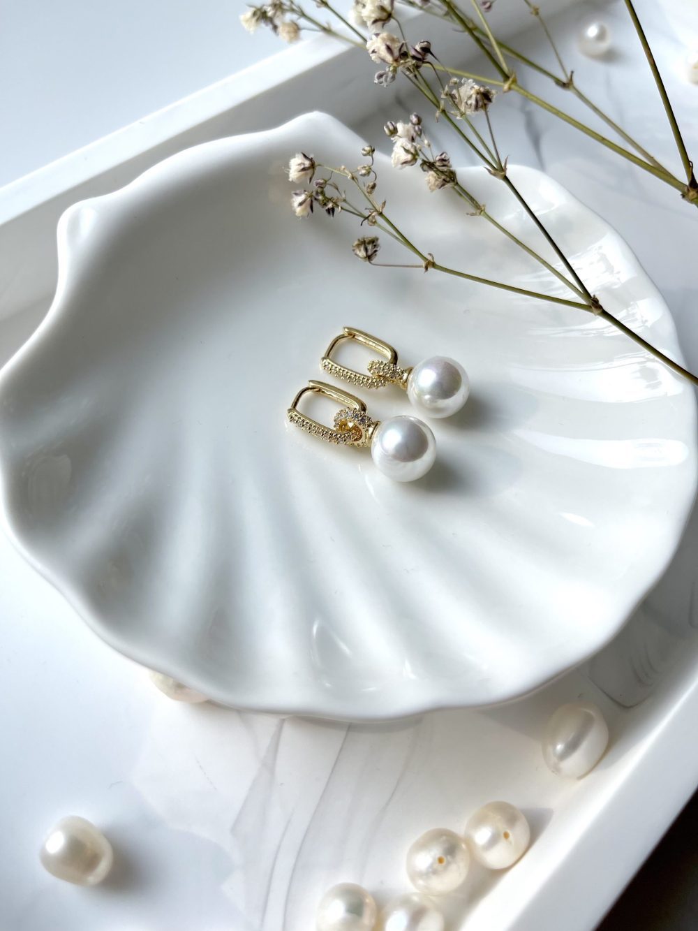 Lily pearl hoop