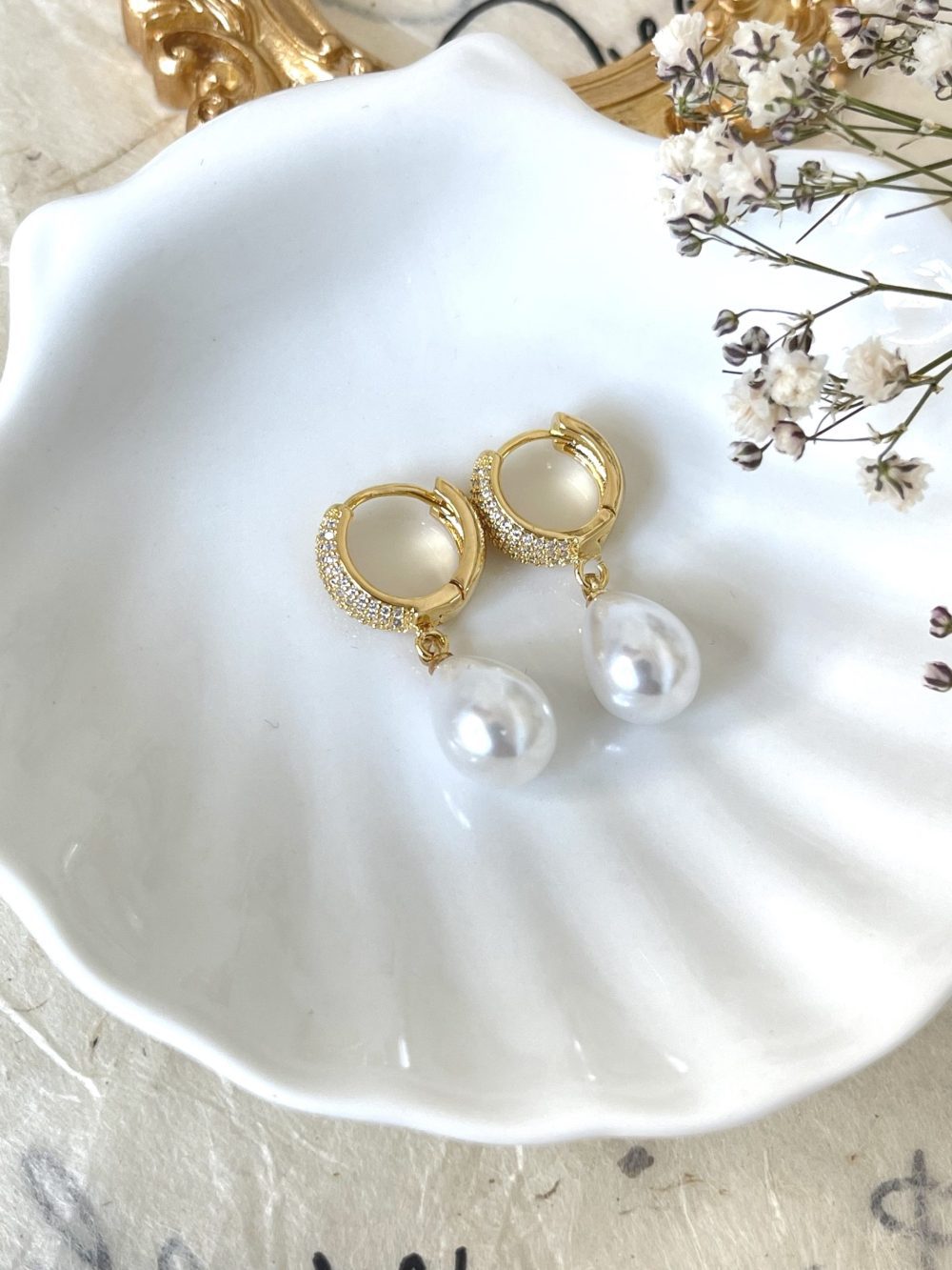 Pearl dangle earring