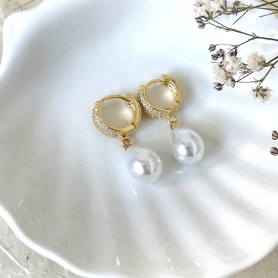 Pearl dangle earring