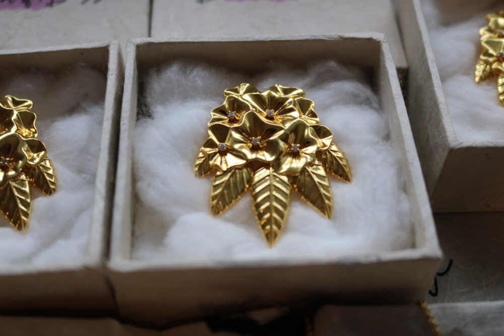 LALI GURAS UNISEX BROOCH - Image 4