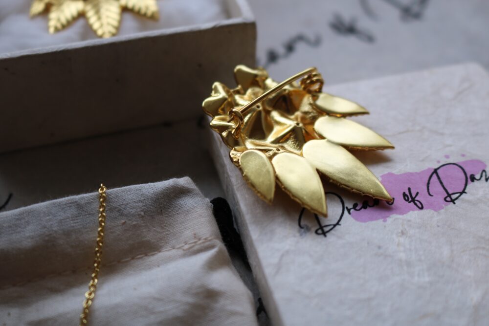 LALI GURAS UNISEX BROOCH